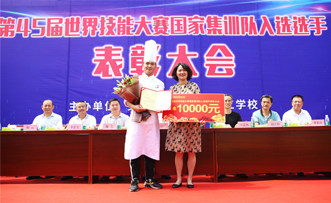 安徽省人社厅职业能力建设处处长刘晓燕为丁朋颁发证书与奖金